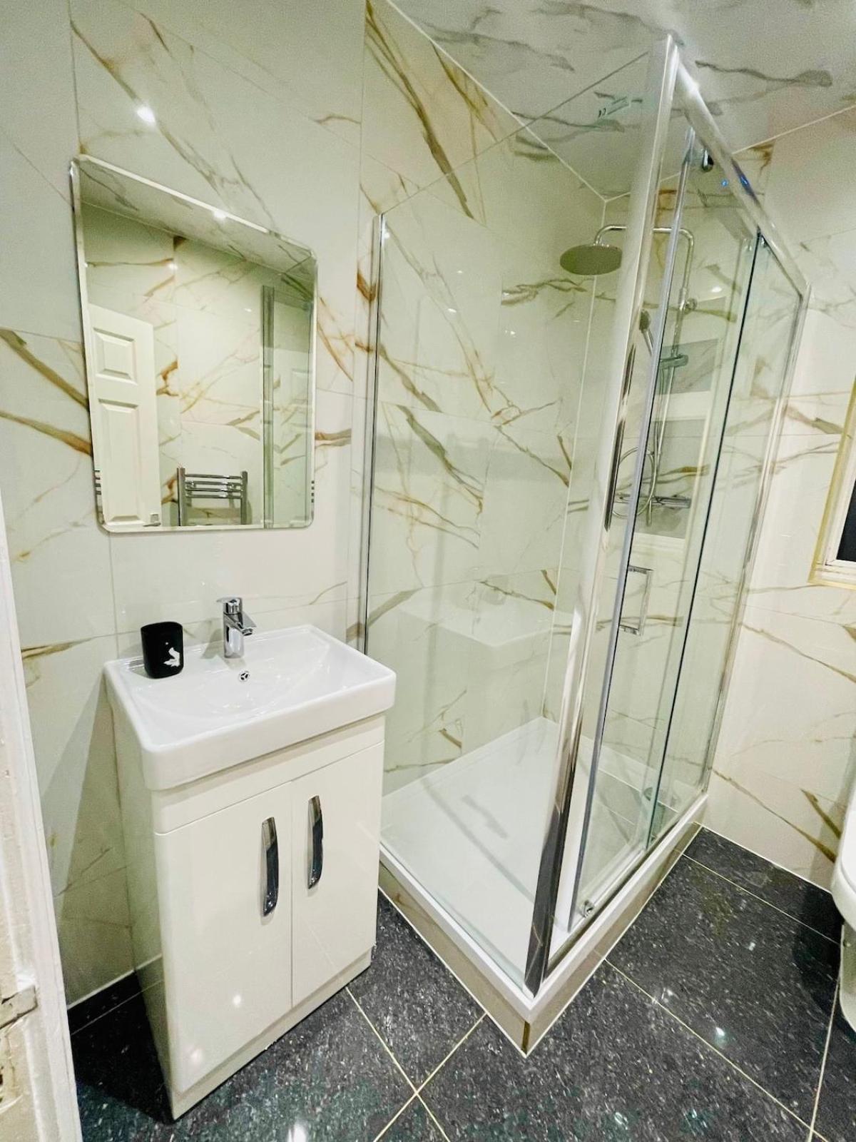 Luxury 2 Bed House With Parking, 5 Min Walk To Station & Ldo Ferienhaus *