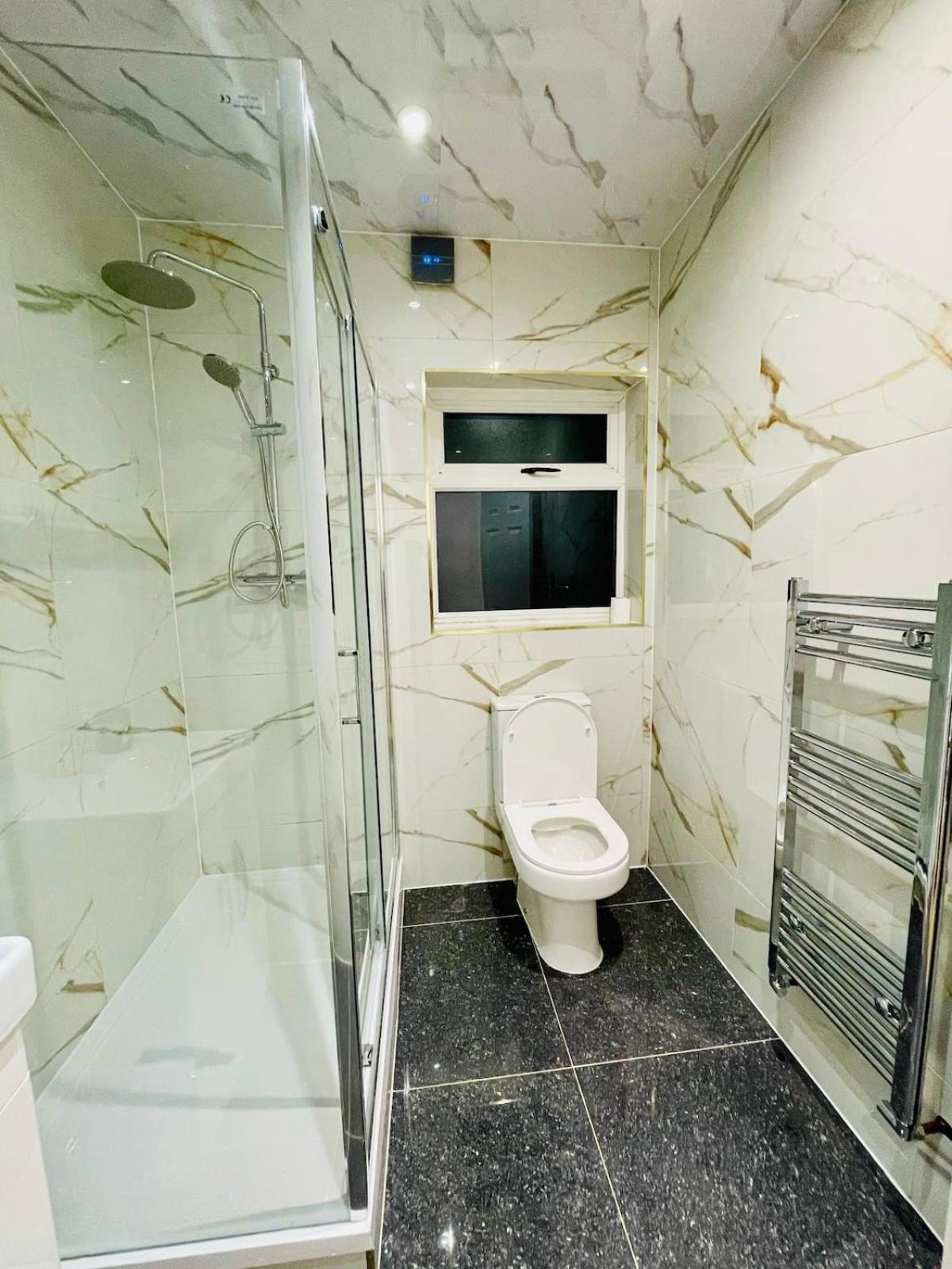 Ferienhaus Luxury 2 Bed House With Parking, 5 Min Walk To Station & Ldo