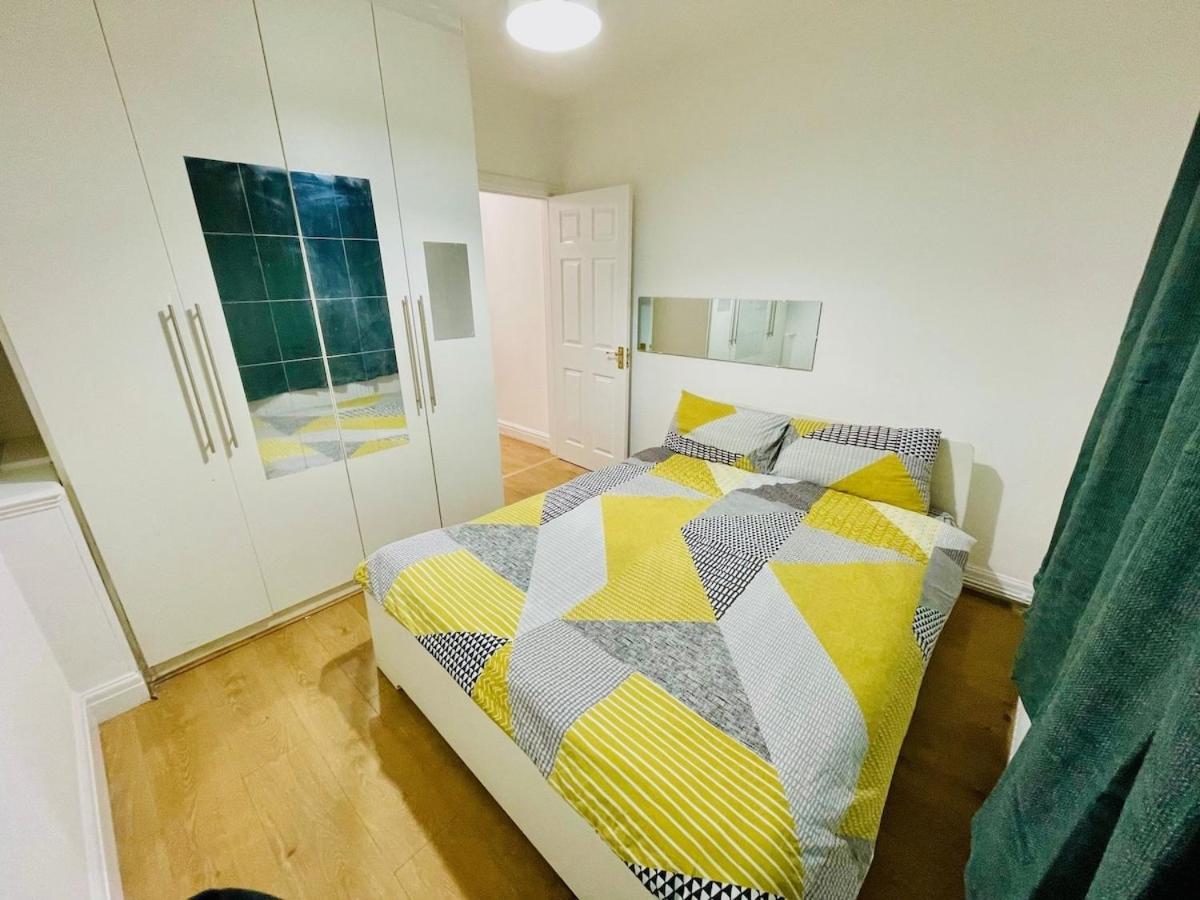 Luxury 2 Bed House With Parking, 5 Min Walk To Station & Ldo Ferienhaus *