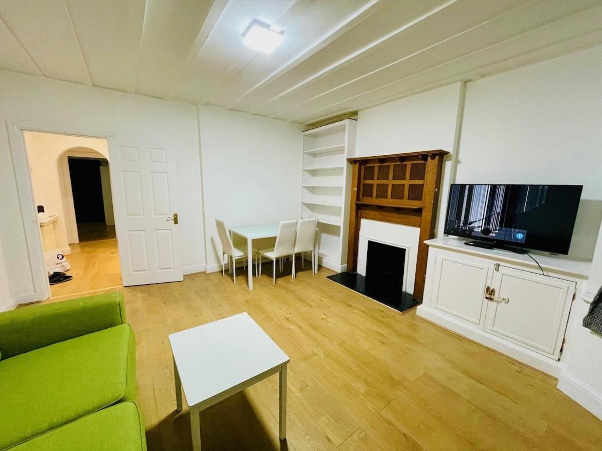Ferienhaus Luxury 2 Bed House With Parking, 5 Min Walk To Station & Ldo